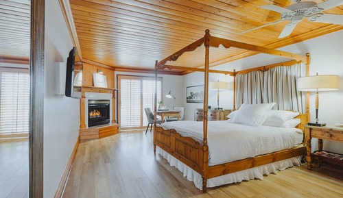 Comfort Room, 1 Queen Bed, Mobility Accessible, Patio
