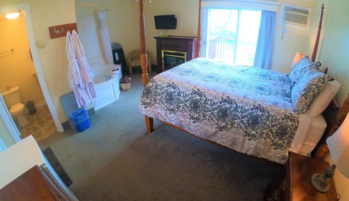 Deluxe Room, 1 Queen Bed, Jetted Tub, Lake View