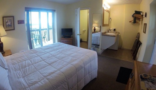Standard Room, 1 Queen Bed, Lake View