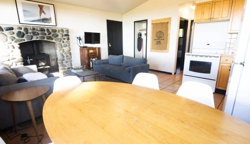 Classic Cabin, 2 Bedrooms, Fireplace, Beachfront