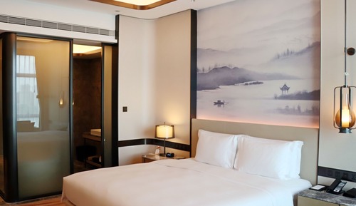 Deluxe Room, 1 King Bed, Lake View