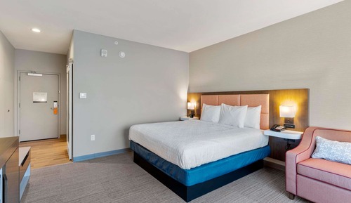 Room, 1 King Bed, Refrigerator & Microwave