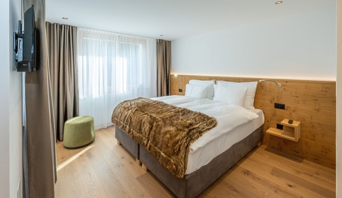 Exclusive Apartment, 3 Bedrooms, Balcony, Mountain View