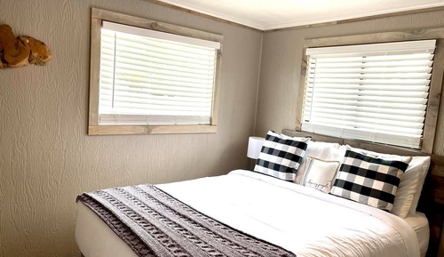 Family Cabin, 1 Bedroom (Pet and Child Friendly)