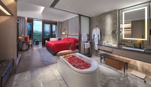 Deluxe Room, 1 King Bed, Balcony