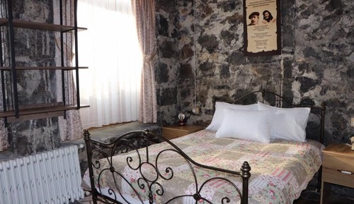 Deluxe Room, Multiple Beds, Smoking, Mountain View