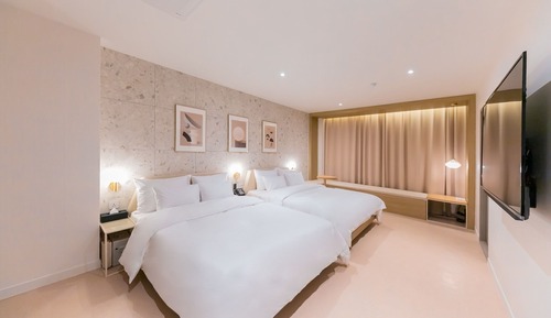 Room (Family room/free breakfast service (r)