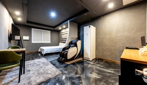 Room (Special room (65" TV massage chair st)