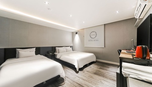 Room (Twin double + single breakfast provid)