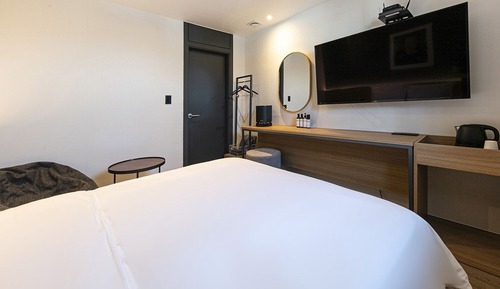 Room (Standard A (Netflix)(Snack Bar))