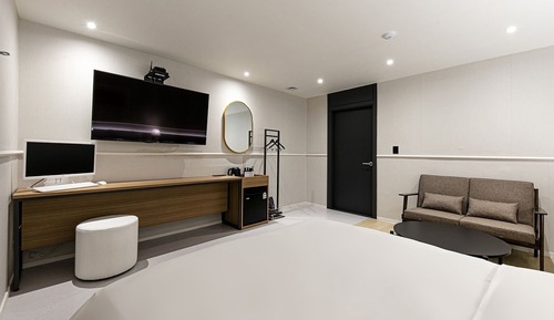 Room (Premium (with styler Netflix availabl)