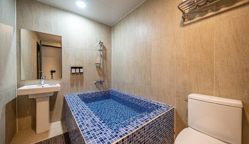 Room (Deluxe A (Bathtub Breakfast Service 1)