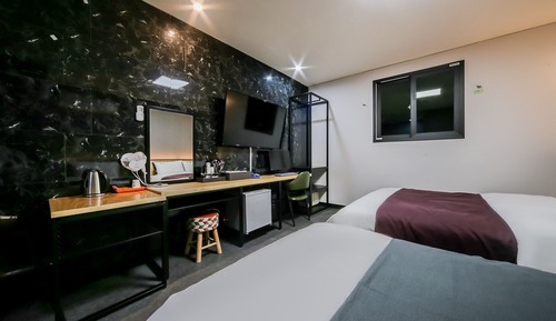 Room (VIP Twin - MOVIE Movie Room (If you r)