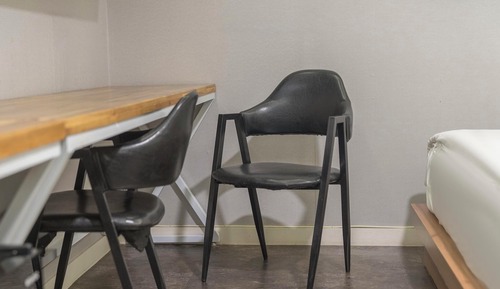 Room (VIP massage chair (Netflix/Disney+/Wa)