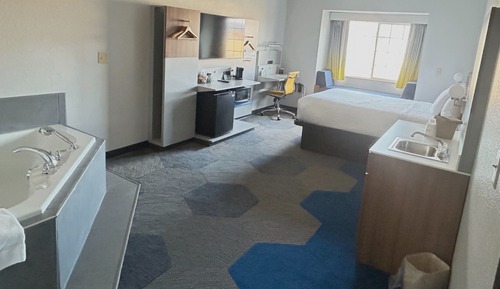 Deluxe Studio Suite, 1 Queen Bed, Non Smoking