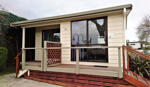 Basic Cabin, Shared Bathroom (King)