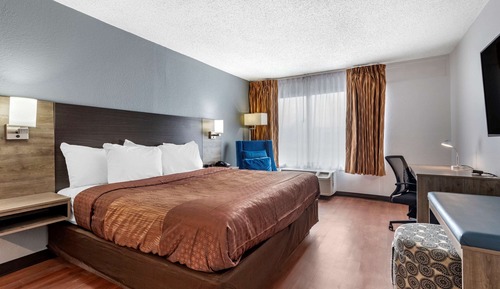 Basic Room, 1 King Bed, Non Smoking (Efficiency)