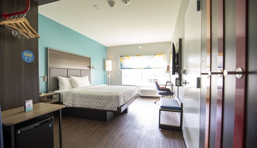 Room, 1 King Bed, Accessible (Roll-In Shower, Mobility & Hearing)