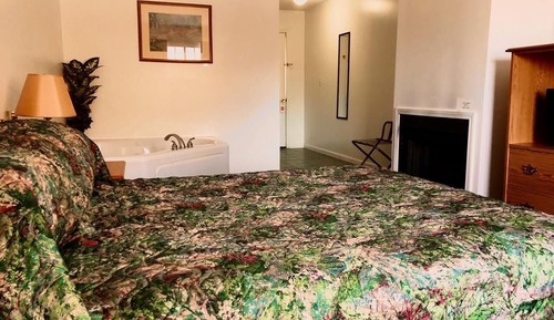 Deluxe Room, Jetted Tub