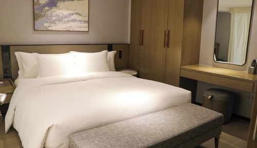 Loft, 1 King Bed, Accessible, Club Lounge Access (Suite Lounge Access)