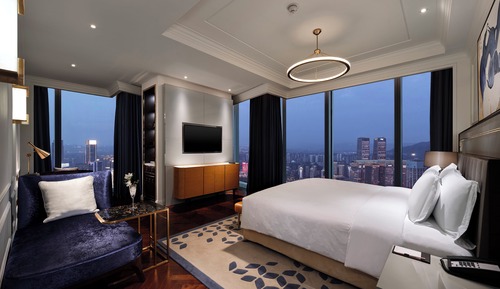 Deluxe Room, 1 King Bed, River View, Corner (Club Access)