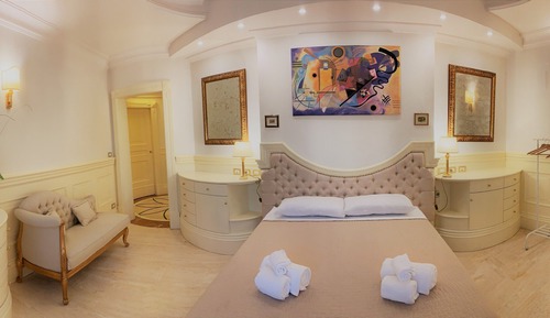 Deluxe Suite, Jetted Tub