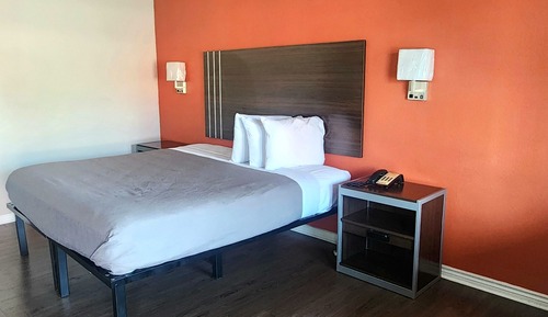 Basic Single Room, 1 King Bed, Non Smoking, Refrigerator & Microwave