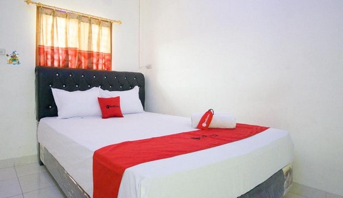 Double Room (RedDoorz)