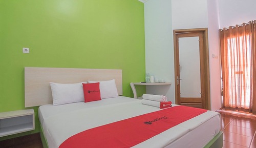 Double Room (RedDoorz)
