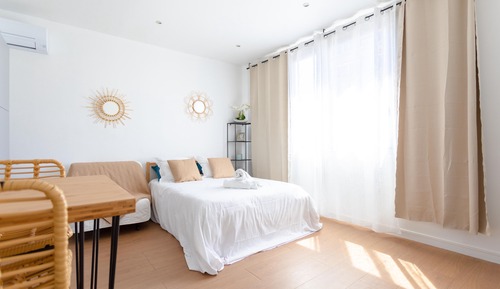 Deluxe Studio, 1 Queen Bed with Sofa bed, Terrace (5)