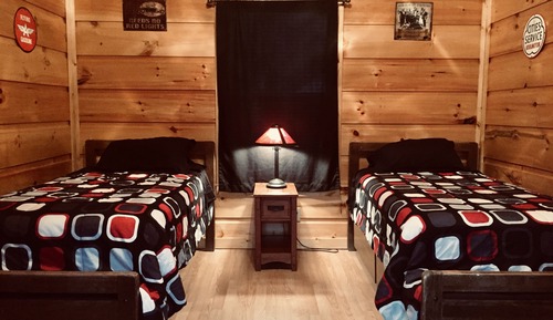 Hot Rod Mini Primitive Cabin - bathhouse 50 feet away