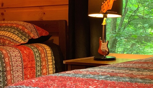 Rock & Roll Mini Primitive Cabin - bathhouse 50 feet away