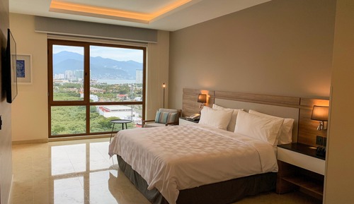 Suite, 1 King Bed (Top Floor)