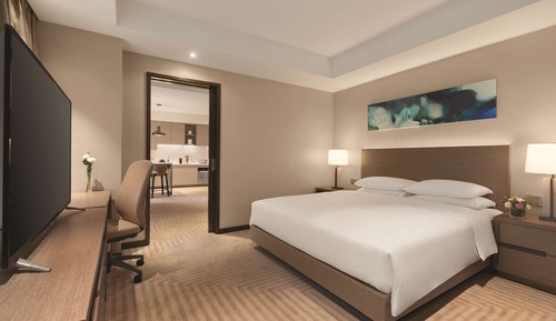 Two-Bedroom Kitchen Suite with One King Bed and Two Twin Beds - with sofa bed