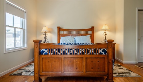 Room 5: Queen bed, twin day bed, private bath