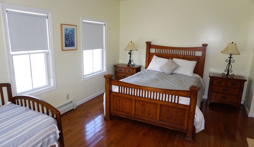 Room 4: Queen bed, twin day bed, private bath