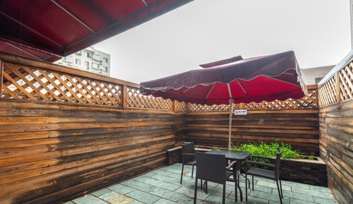 1 King Standard Outdoor Living Area