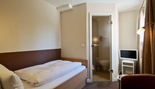 Economy Single Room, Private Bathroom (Landseite)