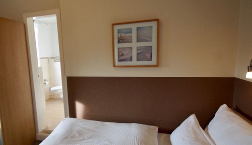 Standard Single Room, Private Bathroom (Landseite)