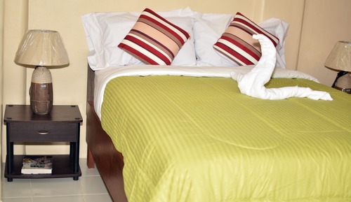 Family Townhome with Suite Rooms