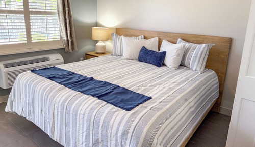 Studio, 1 King Bed, Mobility Accessible, Poolside