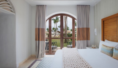 Junior Suite, 1 King Bed, Balcony, Beachfront