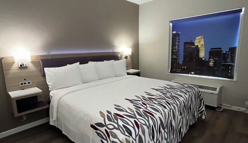 Deluxe Room, 1 King Bed, Accessible (Smoke Free)