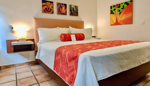Studio, 1 King Bed, Kitchen, Garden View