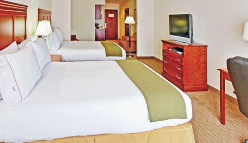 Suite, 2 Queen Beds (Mobility)