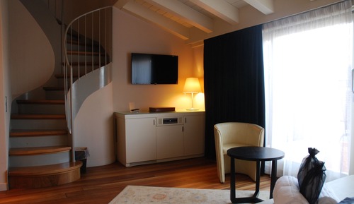 Suite, Partial Lake View (Prestige)