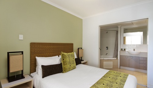 Suite, 2 Bedrooms (Town/Hinterland View)
