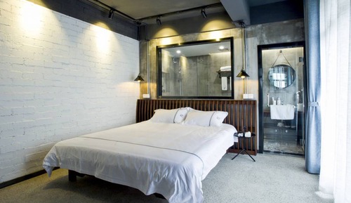 Watch The Moon King Size Room 