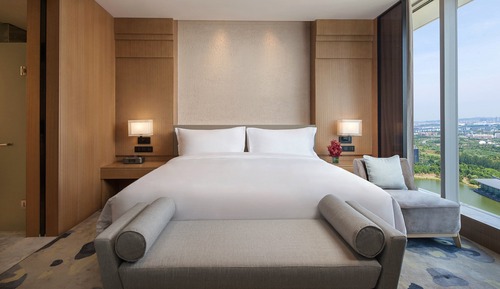 Suite, 1 Bedroom, Lake View (Living Area)