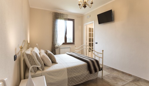 Basic Double Room, Ensuite, River View